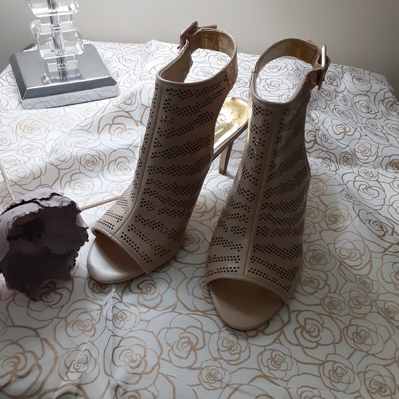 Heels - Picture 5 of 5